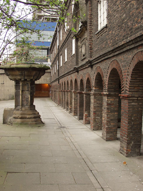 Hjes_Collonade_Fountain