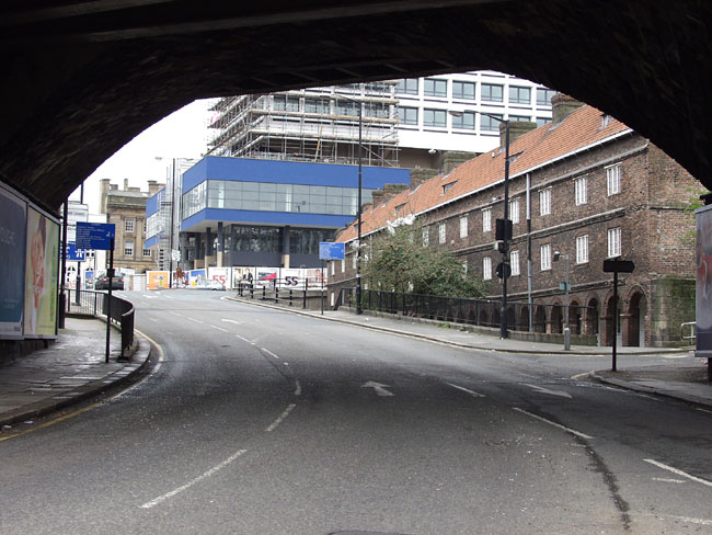Hjes_Under_Bridge